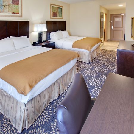 Holiday Inn Express Hotel & Suites Grand Island By Ihg Room photo